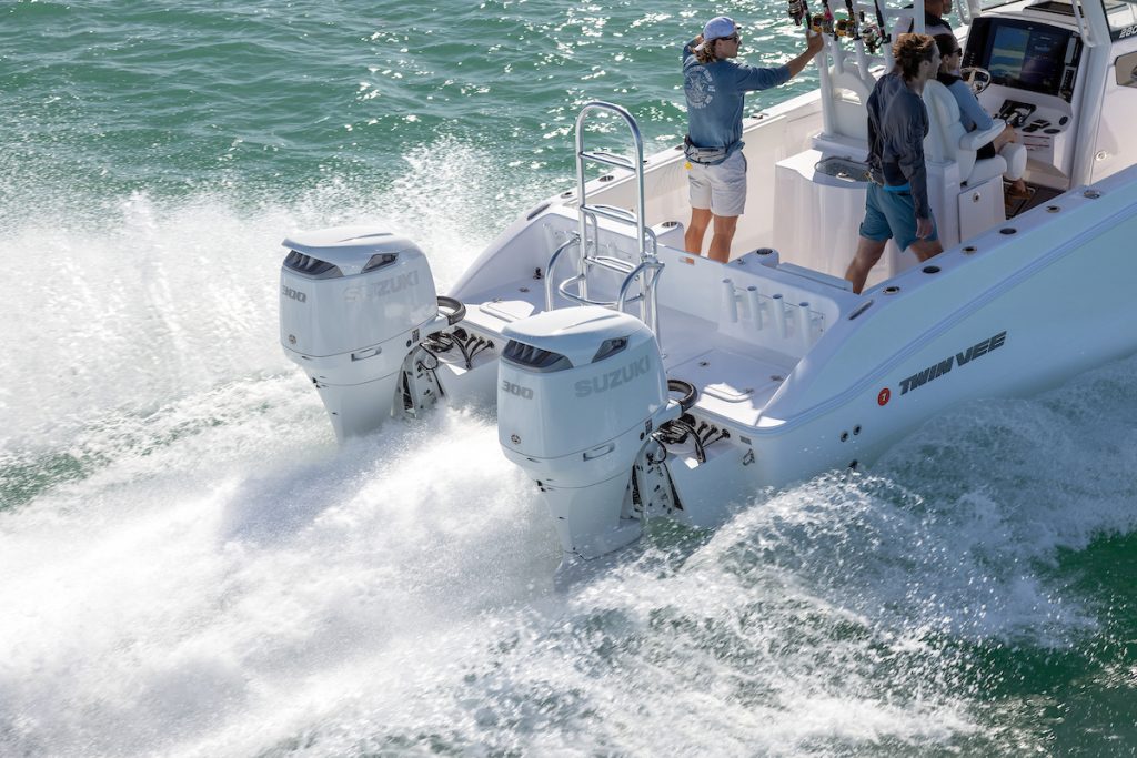 Suzuki 300 HP engines on the Twin Vee 280 GFX2.