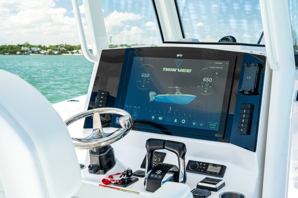 Twin Vee 280 GFX2 helm.